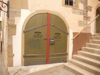 typische Kellertore zur Warenlagerung, speziell von Wein