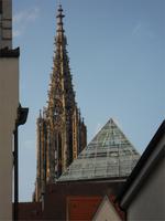 alter Münsterturm und neue Bibliothek