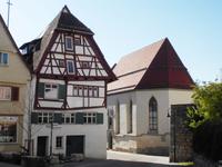 Das schiefe Haus in Ehingen, rechts Spitalkapelle
