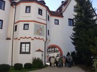Vor dem Schloß Neufra