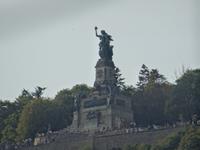 Rüdesheim - ein letzter Blick hinauf zum Niederwalddenkmal