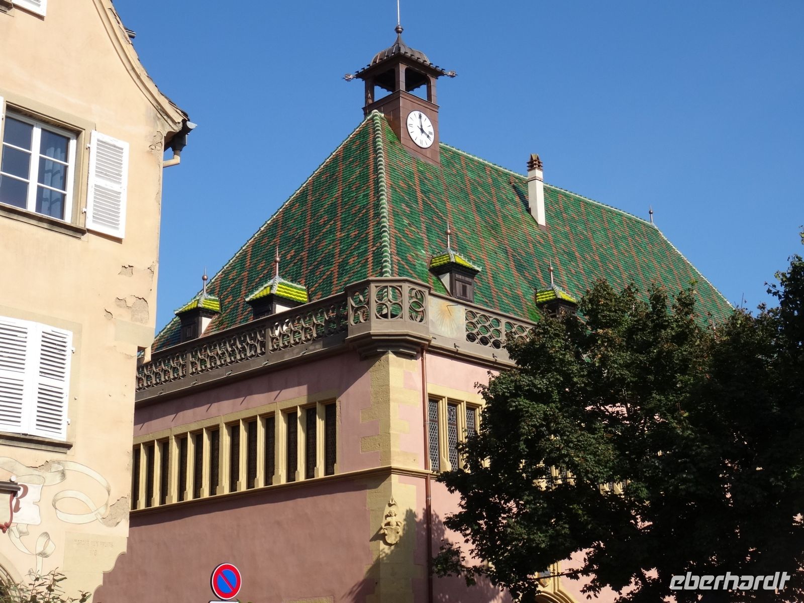 Colmar - Altstadt, Dachziegel mit den Farben der Stadt