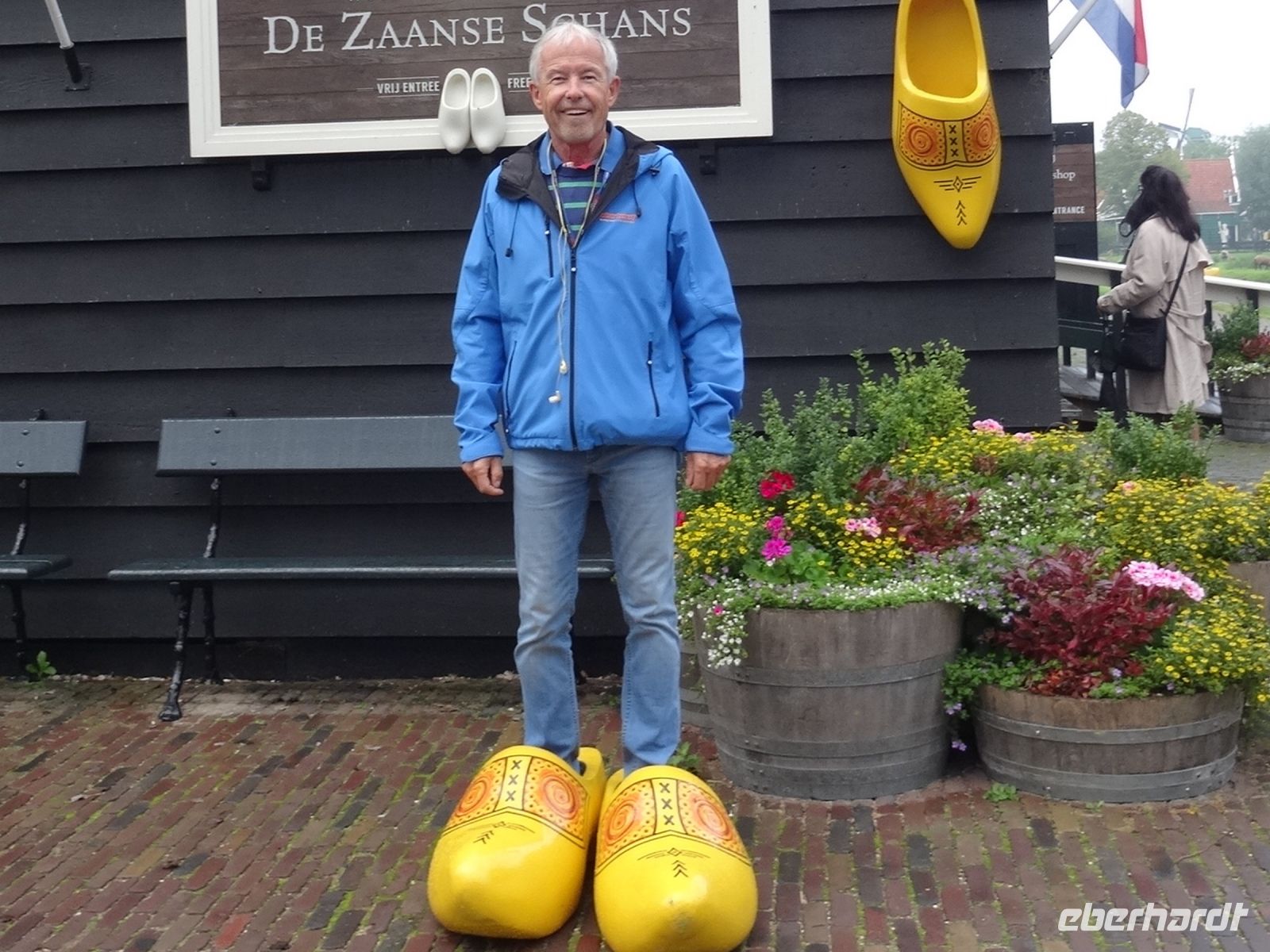 Zannse Schans und Reiseleiter in zu großen Schuhen