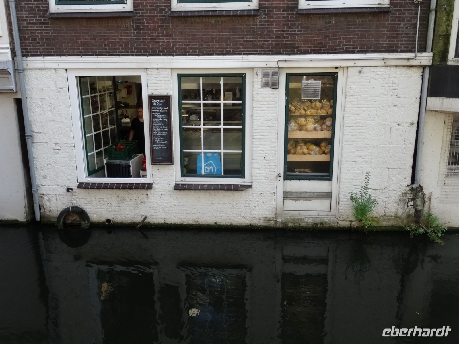 Delft - Fenster zum Beladen von der Gracht aus