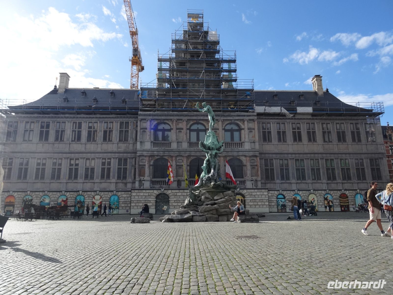 Antwerpen - Rathaus mit Brunnen auf dem Grote Markt