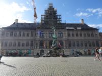 Antwerpen - Rathaus mit Brunnen auf dem Grote Markt