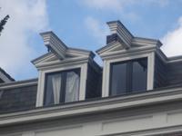 Amsterdam - Grachtenrundfahrt, kleine Häuser  mit Aufzügen in der Prinsengracht 