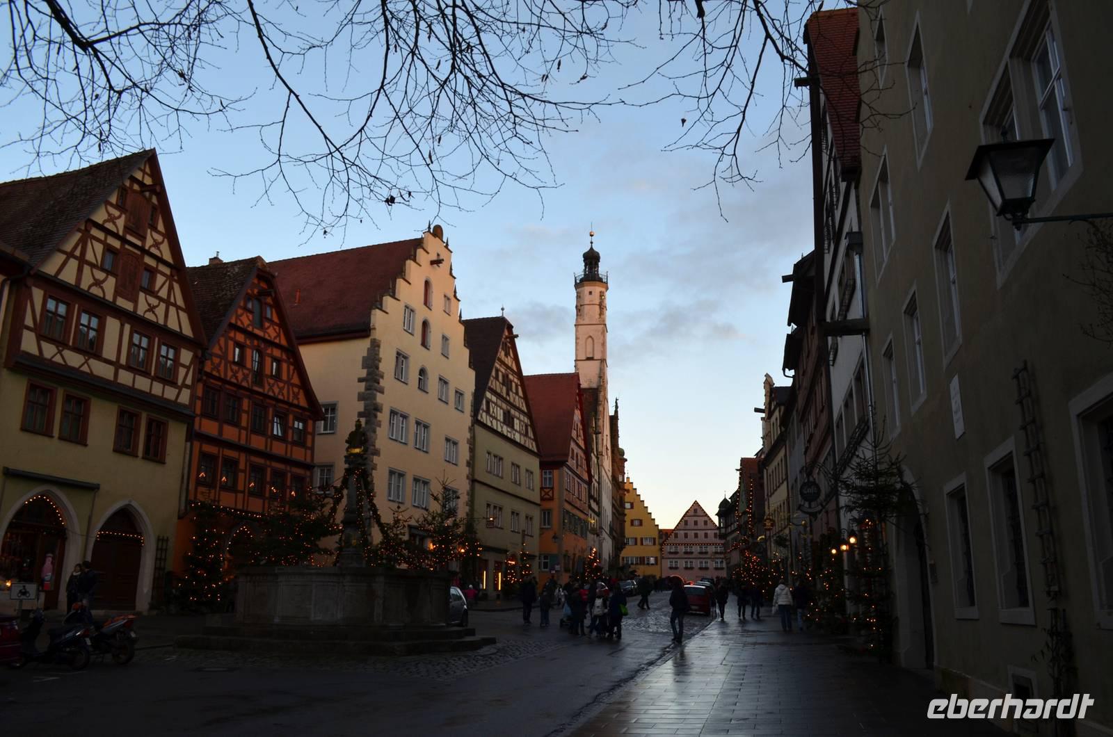 018 Rothenburg - Herrngasse mit Rathaus