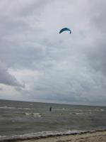 Kite-Surfer am Strand von Thiessow