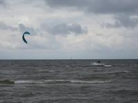 Kite-Surfer am Strand von Thiessow