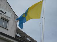 Flagge von der Insel Hiddensee mit Seepferdchen und Hausmarke
