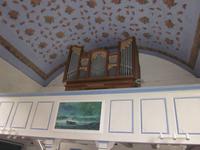 Inselkirche von Hiddensee mit Hiddenseer Rosenhimmel