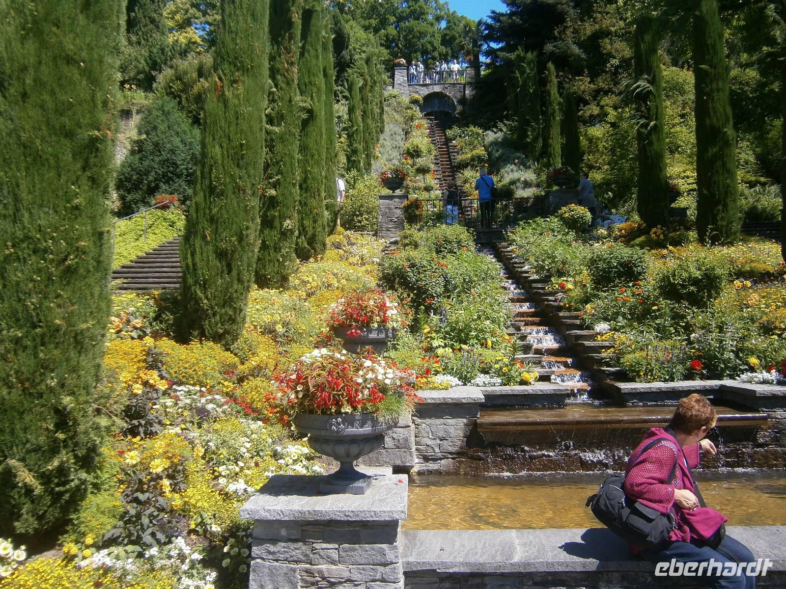 Mit Blumen und Pflanzen gestaltete Wassertreppe