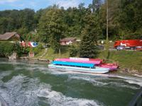 Schiffe für die Fahrt zum Wasserfall stehen bereit