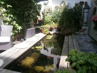 Innenhof des Geschäfts und Bistros