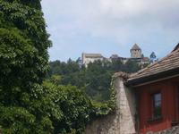 Blick auf die oberhalb der Stadt gelegene Burg