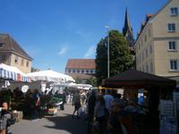 Konstanz, Marktszene, im Hintergrund die Stephanskirche