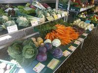 Oberzell, in der Nähe des Parkplatzes ein reichhaltiges Gemüseangebot