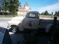 Reklame für das Gemüsegeschäft, im Hintergrund Kloster St. Georg