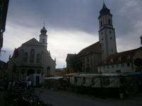 Lindau, die protestantische Kirche links und die katholische Kirche rechts am Markt 