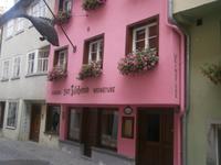 Einladende Weinstube in einer anderen Gasse