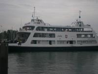 Eine Fähre aus der Schweiz legt in Friedrichshafen an