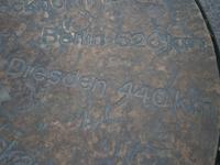 Auf dem Münsterplatz eingelassene Platte mit Entfernungsangaben vom Zentrum der Stadt