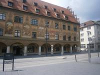 Die Straßenseite des Rathauses von Ulm