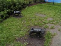 die Möpse vor der Kirche warten