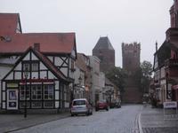 Stadttor von Störchen belagert - friedliches Bild