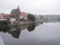 die St. Laurentiuskirche im Hintergrund