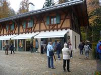 Andenkengeschäfte am Fuße von Schloss Linderhof.
