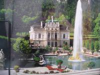 Schloss Linderhof mit Fontaine.