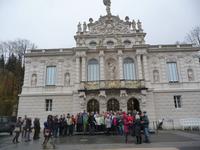 Warten auf die Führung im Schloss Linderhof.