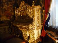  Ein vergoldetes Klavier im Musikzimmer des Bayernkönigs.