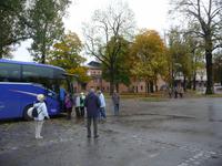 Im Hintergrund das Passionstheater.