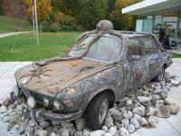 Ein Stück moderne Kunst  -  was will uns wohl der Künstler sagen ?