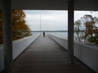 Vom Museum aus führt ein Steg hinaus über den See.