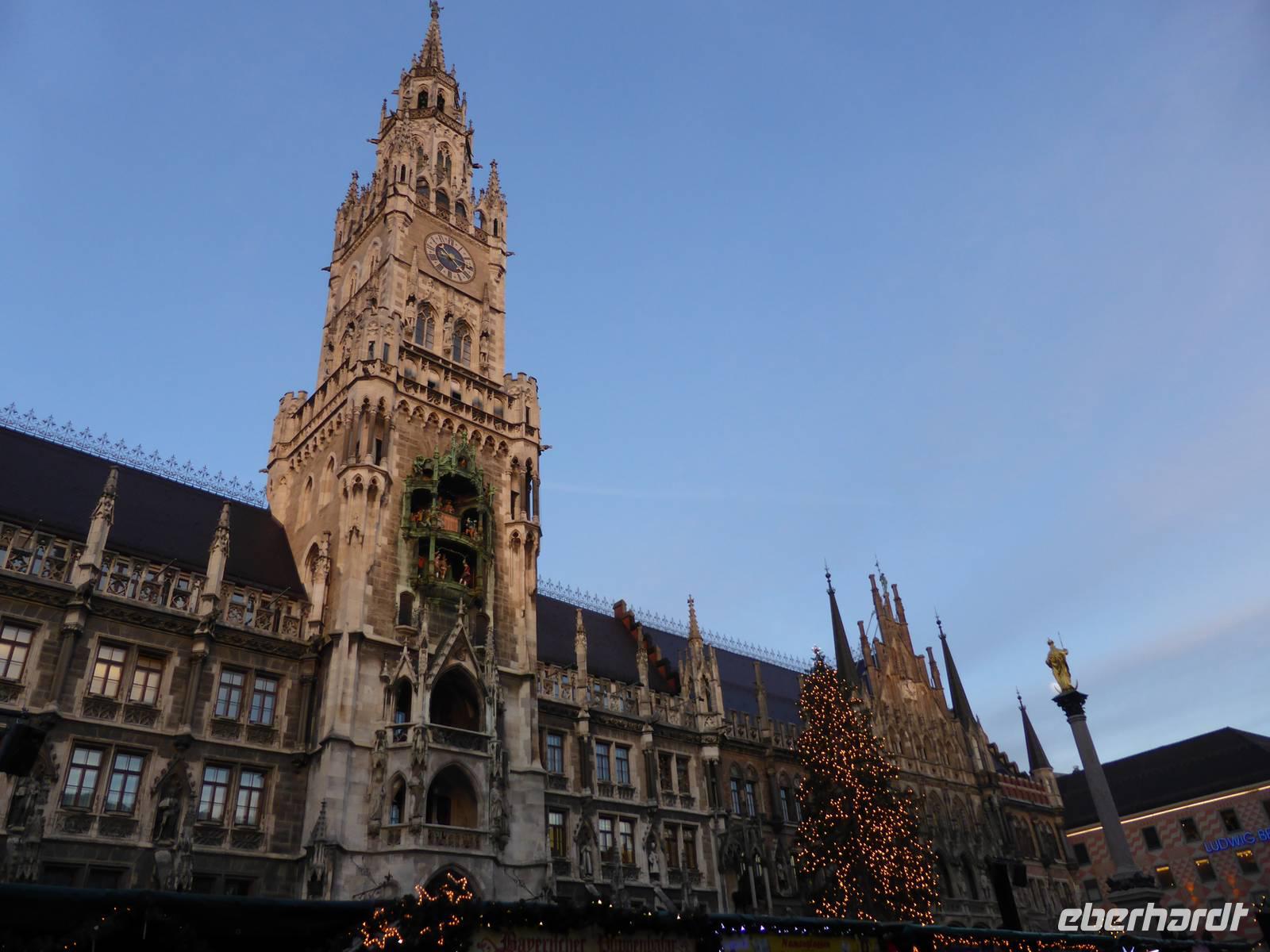 München - Rathaus mit Weihnachtsbaum