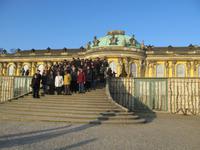 Gruppenfoto vor Schloss Sanssouci