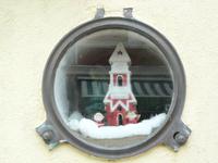 Weihnachtsschmuck im Bullauge