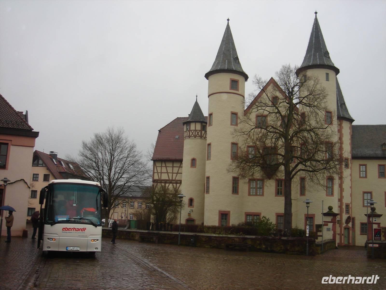 Schloss und Bus in Lohr am Main