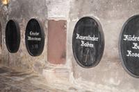 Die ältesten Fässer im Weinkeller 