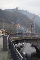 Die Burg, der Parkplatz,die Brücke 