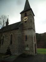 Kirche in Obersorpe ... Kirchturmuhr ist Kriegerdenkmal für die Gefallenen des  1. WK              