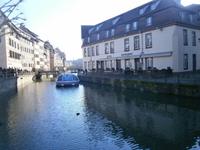 Straßburg, ein Schiff verläßt die Schleuse der Ill