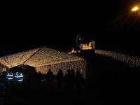 Der beleuchtete Ein und Ausgang zum Festgelände, oben rechts der Teil für Kinder