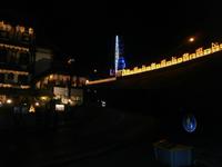 Beleuchteter Weg zum Riesenrad