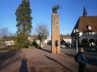 Blick auf ein Denkmal am Markt von Freudenstadt