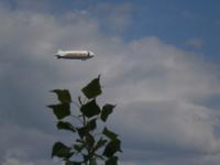 Ein Zeppelin überquert den See